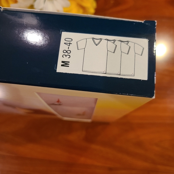 Nautica White Cotton V-Neck Size Medium 3pcs in box - Picture 6 of 6